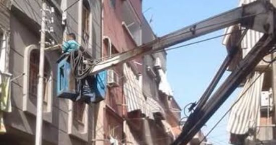 محافظ دمياط يتابع صيانة وتركيب كشافات إنارة جديدة بقريتى السيالة والسنانية
