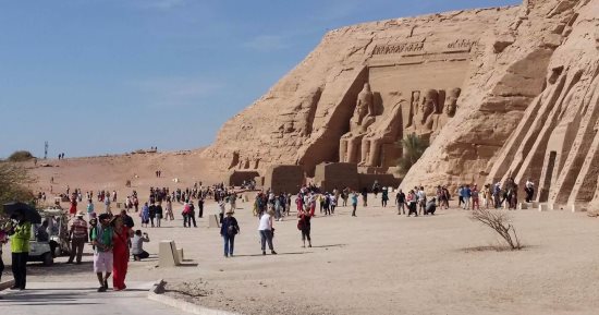 معابد أبو سمبل تستقبل 600 سائح من مختلف الجنسيات الأجنبية
