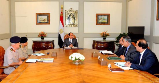السيسى يجتمع بوزيرى الدفاع والداخلية ورئيس المخابرات ويطلع على تقارير الأمن