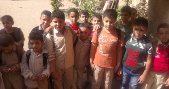 طفلا "السمكية" يعودان للمدرسة بعد نشر اليوم السابع قصتهما وتحسن حالتهما