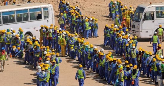 الجارديان: العمال الأجانب يتوسلون للحصول على الطعام فى قطر