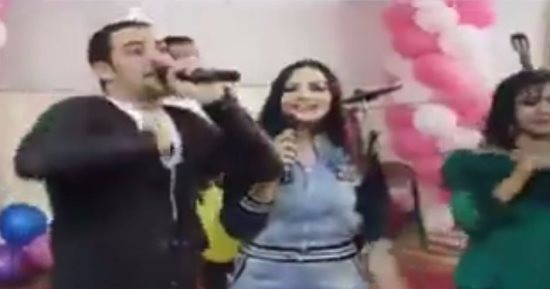 بطلة "ركبنى المرجيحة" تحيى حفلا صاخبا داخل إحدى الكليات