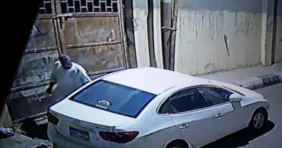 بالصور.. الشرطة تبحث عن أخطر لص سيارات بالأقصر بعد رصده بكاميرات المراقبة