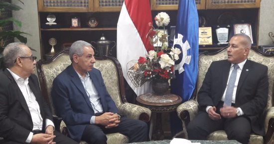 بالصور.. وزير الصناعة يصل السويس والمحافظ يسلمه درع المحافظة