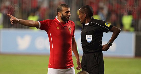 بالفيديو.. متعب يتهكم على طاقم تحكيم مباراة الوداد أمام منصة التتويج