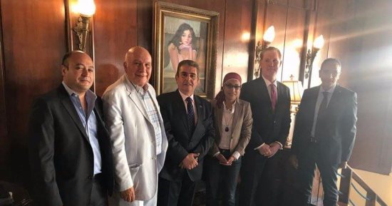 عميد الجامعة الأمريكية يسلم شهادات التخرج لأول دفعة بكلية الإدارة 