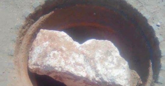 بالصور.. اضبط مخالفة.. بالوعات الصرف الصحى بشوارع أسيوط بدون أغطية