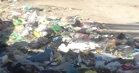 بالصور.. قارئ يشكو من تراكم القمامة بقرية "طحا الأعمدة" فى المنيا