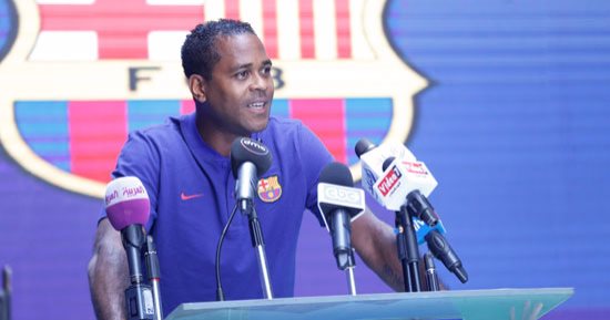 برشلونة يحتفل بعيد ميلاد الهولندى المعتزل باتريك كلايفرت