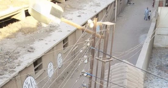 بالصور.. عمود كهرباء آيل للسقوط يهدد حياة أهالى شبرا بابل فى الغربية