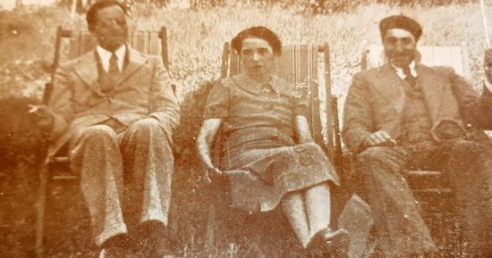 تعرف على حكاية صورة نادرة تجمع بين توفيق الحكيم وطه حسين وزوجته منذ 1936