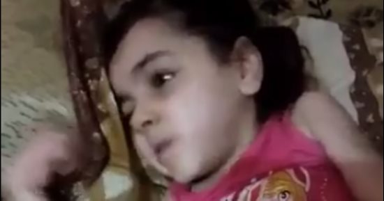 بالفيديو.. مأساة "جنا" مصابة بضمور فى المخ وكسر فى الحوض والركبة