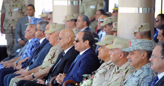 بالصور.. الرئيس السيسى يشهد فيلما تسجيليا عن تطور الفرقة 19 مشاة بالجيش الثالث