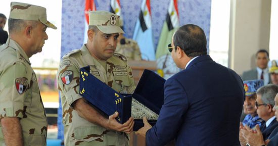 بالفيديو والصور.. قائد الجيش الثالث يهدى الرئيس السيسى مصحفا خلال تفتيش حرب الفرقة 19