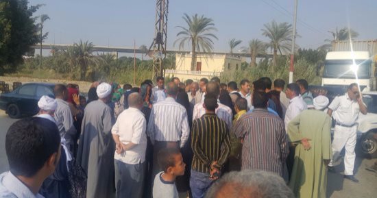 بالفيديو والصور.. أهالى قرية الرياح بالإسماعيلية يطالبون بوقف حوادث الطريق السريع