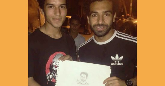 بالصور.. شاب موهوب يبدع فى رسم البورتريهات يهدى عملاً فنيًا لمحمد صلاح