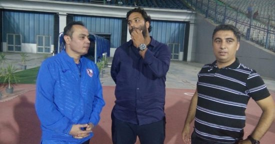 بالصور.. حديث بين طارق يحيى وميدو قبل مواجهة الزمالك ودجلة