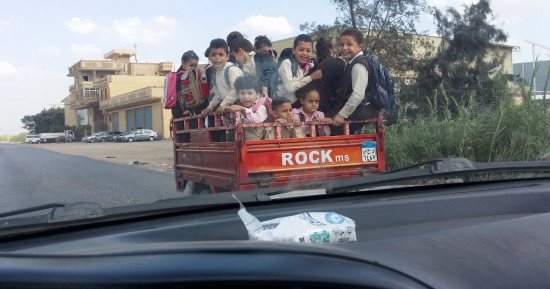 بالصور.. موتوسيكل لنقل التلاميذ إلى مدرسة ابتدائى فى المنصورة