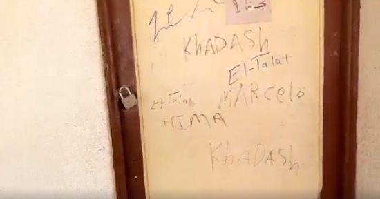 بالفيديو.. غلق فصول ثالثة ثانوى بالأقفال بمدرسة فى الدقهلية