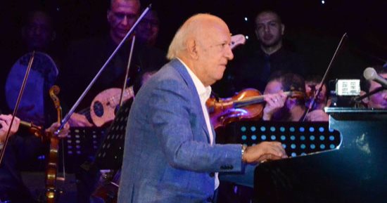 بالصور.. عمر خيرت لطلاب جامعة القاهرة: أنت المسئولين عن مصر ومستقبلها بين أيديكم 