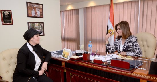 وزيرة الهجرة تبحث مع عالمة مصرية بالخارج وضع خرائط للأمطار والآبار بمصر