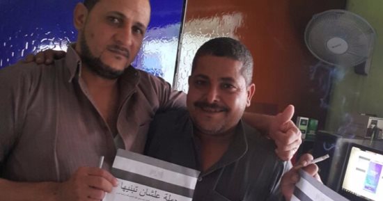 بالصور.. شباب كفر صقر بالشرقية يوقعون استمارات "علشان تبنيها"