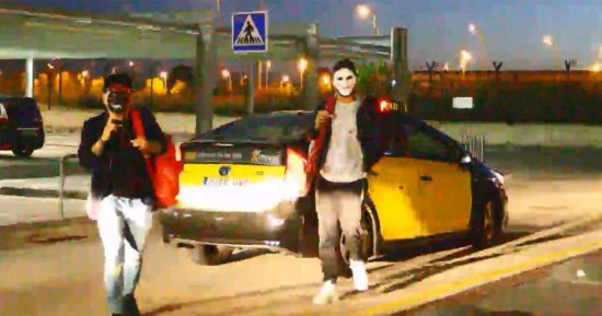نيمار يغادر مطار برشلونة بـ"قناع" بعد زيارة خاطفة للبارسا 