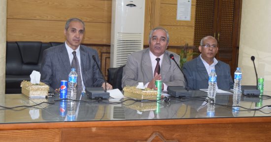 نائب رئيس جامعة بنها يستعرض إنجازات الجامعة أمام أمناء الكليات