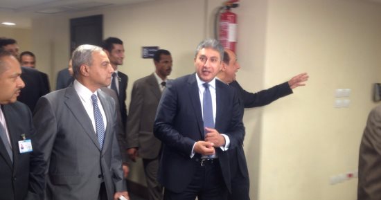 بالصور.. وزير الطيران يصل قرية البضائع لافتتاح عمليات التطوير  