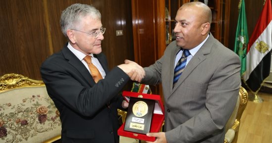 بالصور.. محافظ المنوفية يهدى السفير الألمانى وهانى عازر درع المحافظة