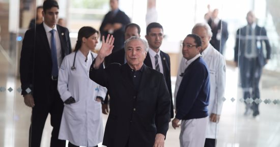 بالصور.. رئيس البرازيل يغادر المستشفى بعد إجراء عملية استئصال للبروستات