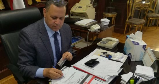 رئيس مجلس إدارة دار التحرير يوقع على استمارة "علشان تبنيها"