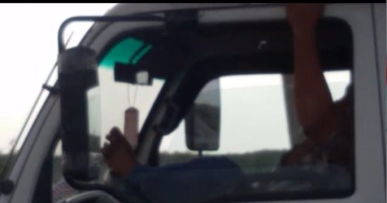 تداول فيديو لسائق يقود شاحنة بقدميه على طريق الإسكندرية الدولى