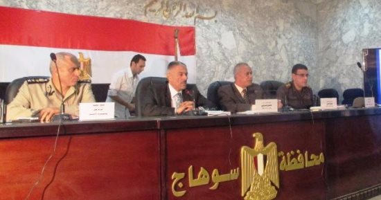 محافظ سوهاج يناقش مع مسئولى المراكز والمدن استعدادات مواجهة أزمة السيول