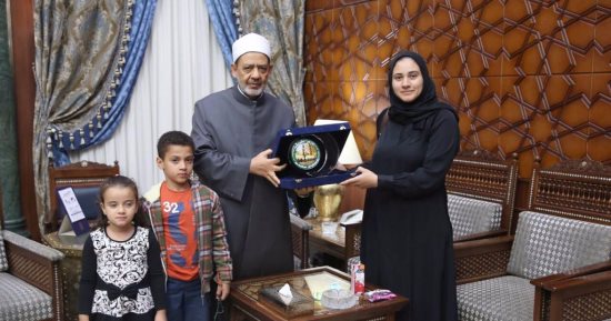 شيخ الأزهر لزوجة الشهيد أحمد منسى: شهداء مصر يخطون بدمائهم دروس التضحية والفداء