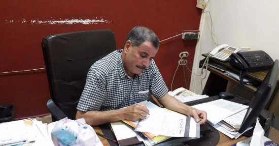 مدير محو الأمية ببنى سويف يوقع استمارة علشان تبنيها 