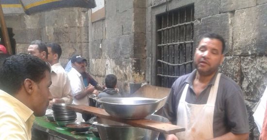 بالصور..الباعة الجائلون يحتلون محيط مسجد "جمقمق" الأثرى بدرب السعادة