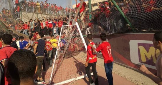 انهيار مرمى ملعب التتش بفرع الأهلى بالجزيرة