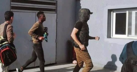 شاهد.. أزاروا يدخل التتش متخفيا بسبب الجماهير 