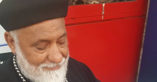 القمص إبراهيم فهمى رئيس بيت العائلة بالقليوبية يوقع استمارة "علشان تبنيها"