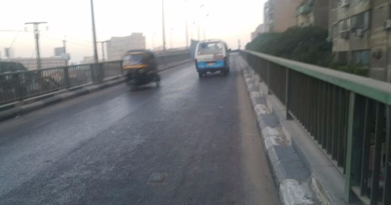 بالصور.. "التكاتك" تسير عكس الاتجاه على كوبرى الزهراء فى مصر القديمة