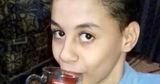 بالفيديو.."زياد" طفل بالشرقية وُلد بدون أطراف.. و"رقبة الزجاجة" وسيلته للتعلم