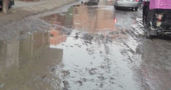 بالصور.. غرق طريق المنية العمومى بالقليوبية بمياه الصرف والأهالى يستغيثون
