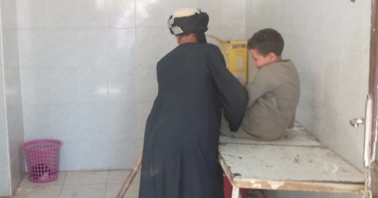 بالصور.. اضبط مخالفة.. الكلاب الضالة تحتل عنابر مستشفى القوصية