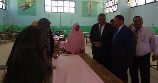 بالصور.. تصنيع مستلزمات أسرة المرضى داخل ورش مدرسة الفنية بنات بالداخلة