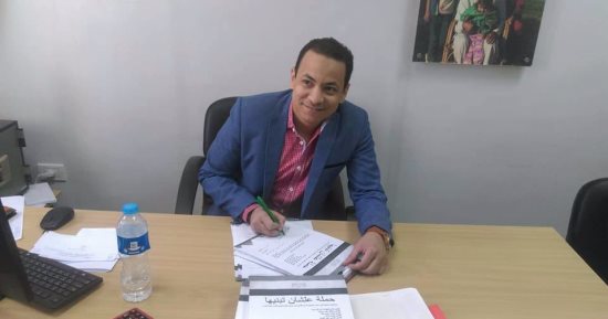 بالصور.. قيادات "تحيا مصر لعلاج فيروس C" بالأقصر يوقعون على "علشان تبنيها"