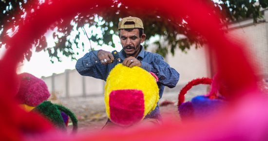 باب الأمل بابك يا كريم.. "عم مسعد" يصنع الأسبتة ويبيعها وحلمه "يعلم العيال"