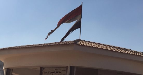 بالصور..اضبط مخالفة.. علم مصر ممزق أعلى نفق مشاة بمنطقة المخبز الآلى بسوهاج
