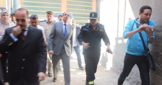 محافظ الدقهلية يتفقد موقع انهيار عقار الدراسات.. وصرف 8 آلاف للمتضررين
