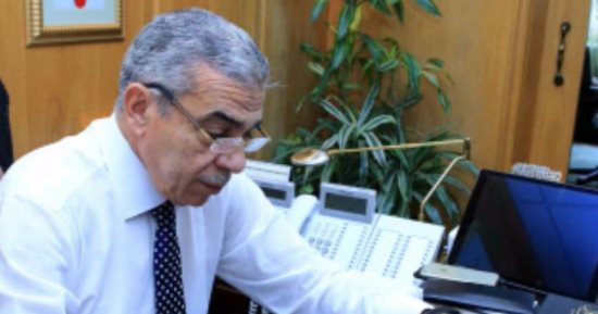 رئيس مجلس أمناء العاشر من رمضان يوقع على استمارة "علشان تبنيها"